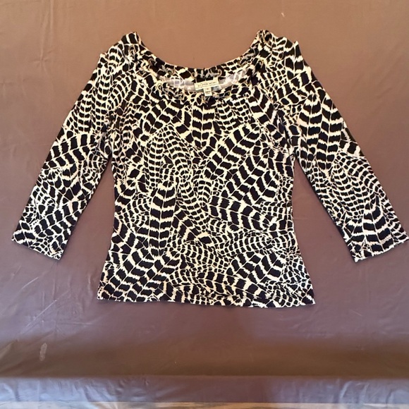 St John Graphic Animal Print 3/4 Black/White TopSize Medium MSRP $345 - Picture 2 of 10